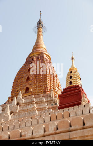 Goldene Hti (Sonnenschirm-förmigen verzierte Spitze eines Stupa) des Ananda-Tempels (Old Bagan - Myanmar). HTI Doré du Temple de l'Ananda Stockfoto