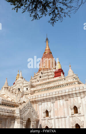 Goldene Hti (Sonnenschirm-förmigen verzierte Spitze eines Stupa) des Ananda-Tempels (Old Bagan - Myanmar). HTI Doré du Temple de l'Ananda Stockfoto