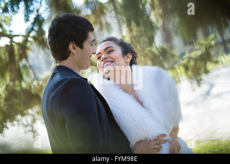 Porträt von glücklichen Hochzeitspaar im freien Stockfoto