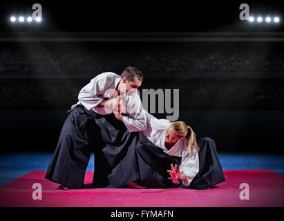 Kampf zwischen beiden Martial-Arts-Kämpfer in Sporthalle Stockfoto