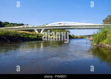 Neissewelle - Brücke über der Neiße, Deutschland Stockfoto
