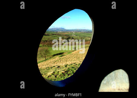 Blick auf Pendle Hill von innen "Atom", eines der Panopticons gefunden in der Nähe von Burnley, Landashire.  Dieses ist bei der Stockfoto