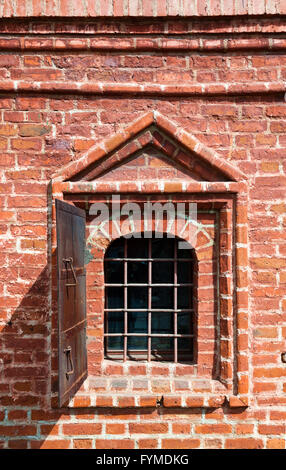 Alte Fenster in Wand - Krutitskoe Verbindung in Moskau Russland Stockfoto