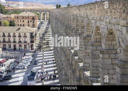 Tourist, römische Aquädukt von Segovia. Baudenkmal als Erbe der Menschheit und internationales Interesse von der UNESCO Stockfoto