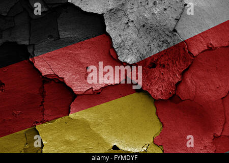 Flagge von Deutschland und Polen auf rissige Wal gemalt Stockfoto