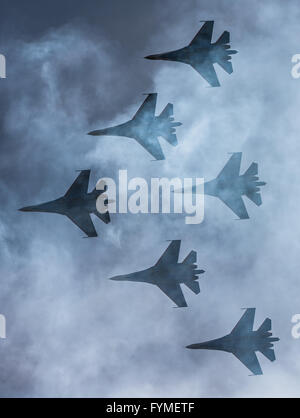 Silhouetten der russischen Kämpfer Flugzeuge SU-27 in den Himmel Stockfoto