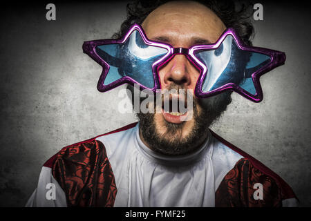 Nerd, dummer Mann mit Brille anmutigen Gesten und lächerlich party Stockfoto