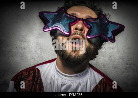 Dummer, dummer Mann mit Brille anmutigen Gesten und lächerlich party Stockfoto