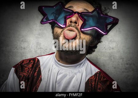 Spaß, Überraschung, dummer Mann mit Brille anmutigen Gesten und lächerlich party Stockfoto