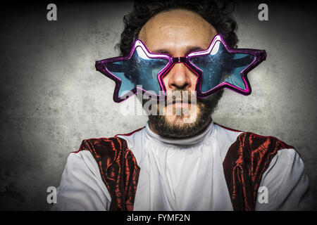 Parodie, dummer Mann mit Brille anmutigen Gesten und lächerlich party Stockfoto