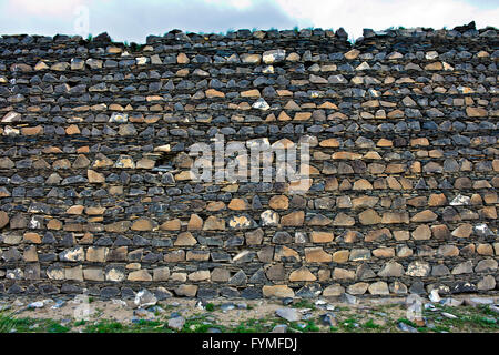 Ausschnitt aus einer Wand aus gestapelten Boden vulkanischen Steinen und Schiefer, Kitan Festung Khar Bukh Balgas, Dashinchilen, Bulgan Aimag, Mongolei Stockfoto