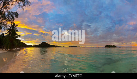 Tropischer Strand Cote d ' or bei Sonnenuntergang - Seychellen Stockfoto