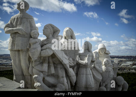 Praying.Cerro de Los Angeles liegt in der Gemeinde von Getafe, Madrid. Es gilt der geographischen Mitte der Ibe Stockfoto