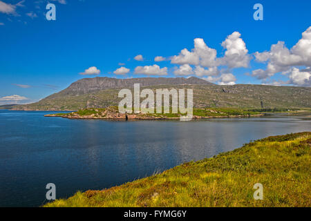 Blick über Loch Kanaird auf den Berg Ben Mor Coigach, Ardmair in der Nähe von Ullapool, Schottland, Großbritannien Stockfoto