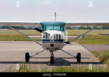 Leichtflugzeug geparkt auf einem Flugplatz Stockfoto