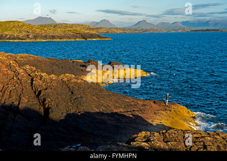 Felsige Küste mit Buchten in der Nähe von Clachtoll, Schottland, Großbritannien Stockfoto