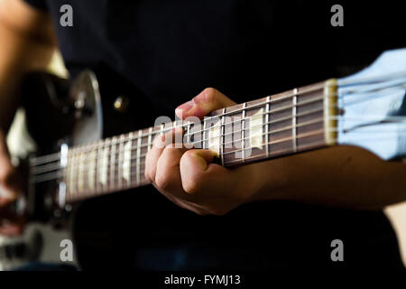 Mann an der Gitarre spielen Stockfoto