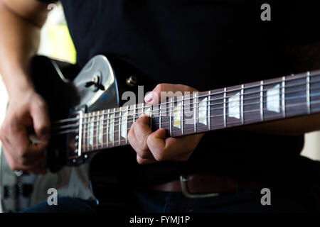 Mann an der Gitarre spielen Stockfoto