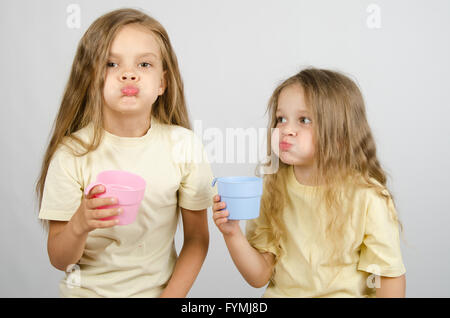 Zwei Schwestern spülen Sie Ihren Mund nach dem Zähneputzen Stockfoto