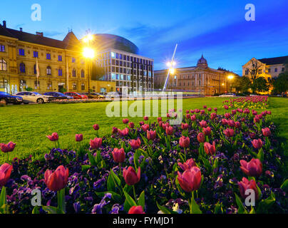 Zagreb-Marschall Tito-Platz. Museum für Kunst und Handwerk und neue Musik-Akademie mit Tulpen vor. Stockfoto