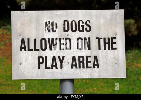 Hunde sind nicht erlaubt auf dem Spiel-Bereich-Schild Stockfoto