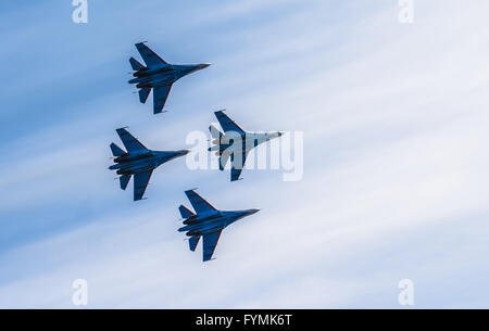 Silhouetten der russischen Kämpfer Flugzeuge am Himmel Stockfoto