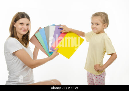 Mutter lehrt ein Kind die richtige Farbwahrnehmung Stockfoto