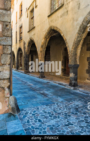 Straße mit Arkaden, Grimaud mittelalterlichen Dorf, Region Var, Provence-Alpes-Côte d ' Azur, Frankreich Stockfoto