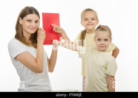 Lustige Kinder erraten Sie die Farbe der Abbildung Mama Stockfoto