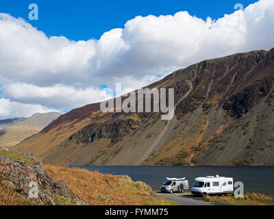 Wohnmobil und Camper van geparkt am Ufer Wastwater, tiefste, Nationalpark Lake District, Cumbria, England UK Stockfoto