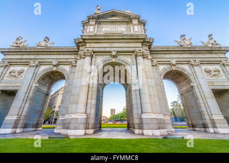 Alacala Tür (Puerta de Alcala) zählt zu den alten Türen der Stadt Madrid, Spanien. Es war der Eingang des Menschen co Stockfoto