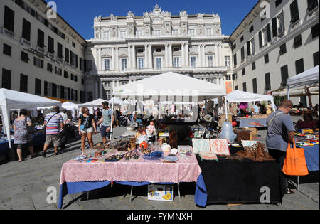 Europa, Ligurien, Genua, Palazzo Ducale. Markt am Sonntag Stockfoto