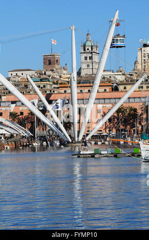 Porto Antico mit Bigo, entworfen von Renzo Piano, Genua, Ligurien, Italien, Europa Stockfoto