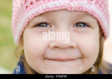 Close-up Portrait eines lächelnden dreijährigen Mädchens Stockfoto