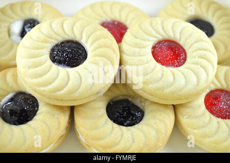 Sandwich-Plätzchen, Blaubeere und Erdbeere Geschmack Stockfoto