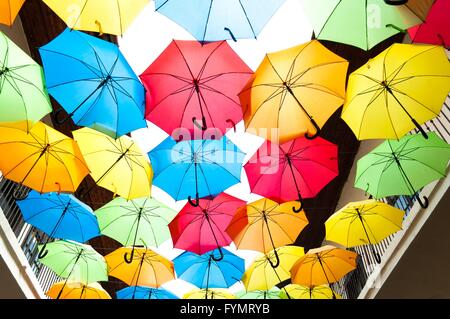 Straße Dekoration mit bunten öffnen Regenschirme über die Gasse hängen. Kosice, Slowakei Stockfoto