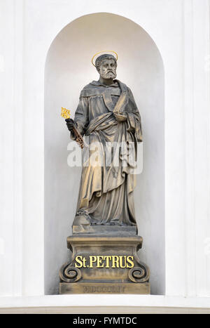 Prag, Tschechische Republik. Statue von St. Peter (1854) im ersten Burghof, Prager Burg / Prazsky Hrad. Stockfoto