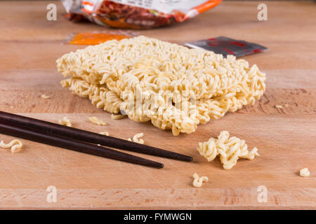 Block ungekochten Ramen Nudeln Stockfoto