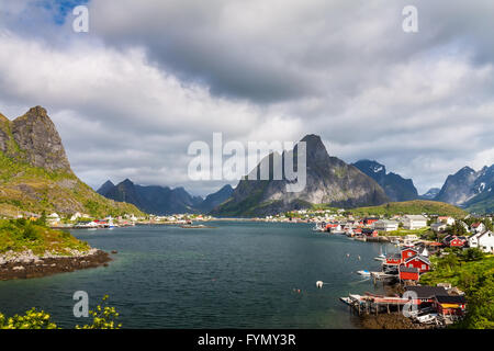 Malerische Stadt von Reine am Fjord auf Lofoten in Norwegen an sonnigen Sommertag Stockfoto