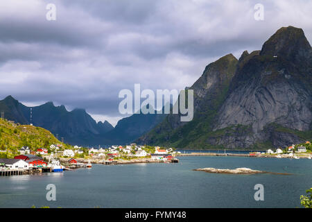 Malerische Stadt von Reine am Fjord auf Lofoten in Norwegen an sonnigen Sommertag Stockfoto