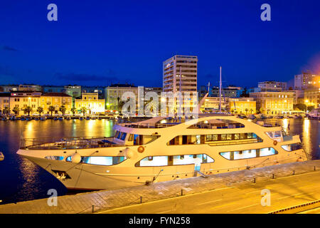 Yacht in Zadar Abend Hafenblick Stockfoto