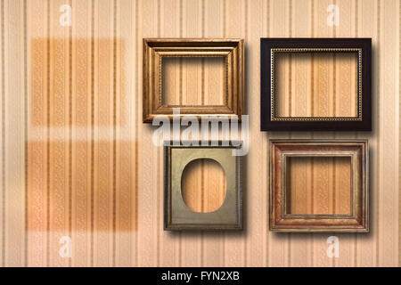 Vergoldeter Holzrahmen für Bilder im Hintergrund Stockfoto