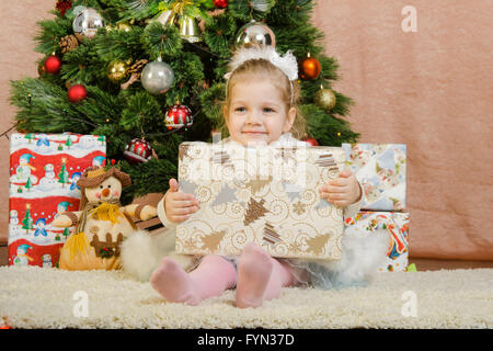 Glücklich drei Jahre altes Mädchen mit einem großen Weihnachtsgeschenk Stockfoto