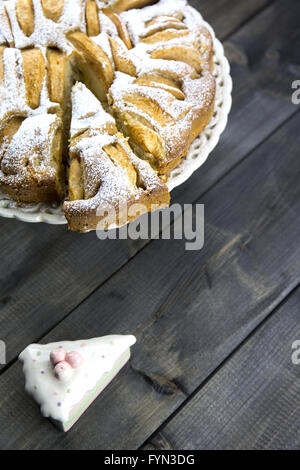Traditionelle italienische Apfelkuchen auf einem Holztisch. Stockfoto