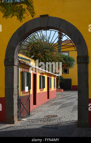 Torbogen der Eingang zur Festung von Saint Tiago (Forte de Sao Tiago) am Strand von Funchal in Madeira, Portugal Stockfoto