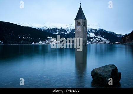 Turm der versunkenen Kirche in Lake Resia, Italien Stockfoto