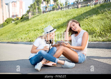 Mit Freunden teilen. Stockfoto