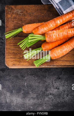 Karotte. Frische Karotten Bund. Baby-Karotten. Rohe frische Bio orange Karotten. Gesunde vegane pflanzlicher Nahrung. Stockfoto