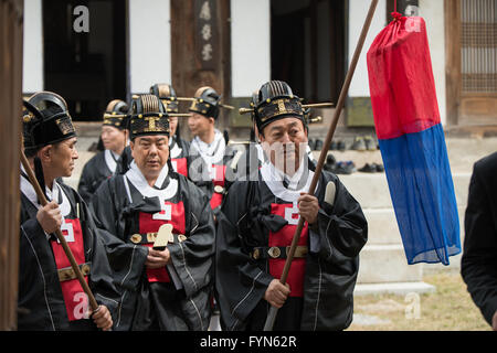 Gyeonggi-Do, Südkorea - 22. April 2016: Gyeonggi-Do, Südkorea 22. April 2016 Wachen schützen das Dorf gekleidet in Traditi Stockfoto