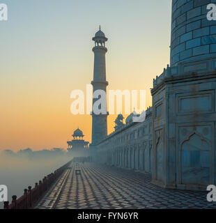 Taj Mahal bei Sonnenaufgang, Agra, Indien Stockfoto